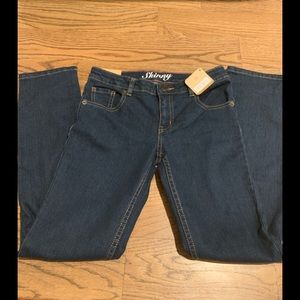 Skinny fit girl’s jeans.